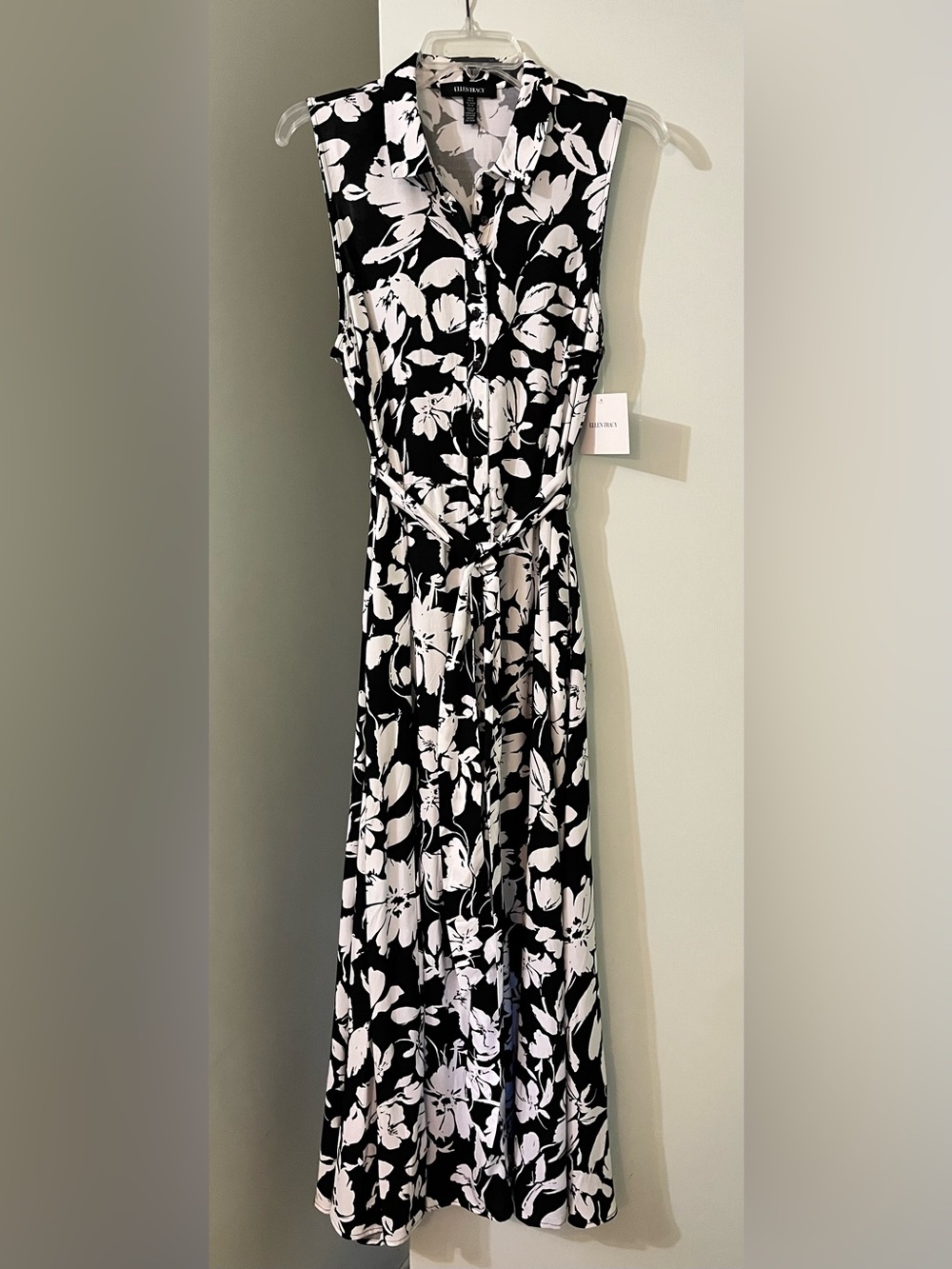 NWT Ellen Tracy 💯 Rayon Black and White Floral Maxi Dress Sleeveless and Flowing